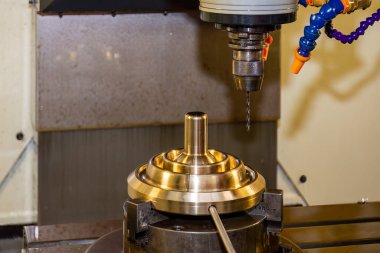 CNC değirmen makinesinin kabuk kalıplarını kestiği sahneyi kapatın. Kalıplar ve ölenler, makine merkezi tarafından katı top son değirmeni araçlarıyla üretiliyor..