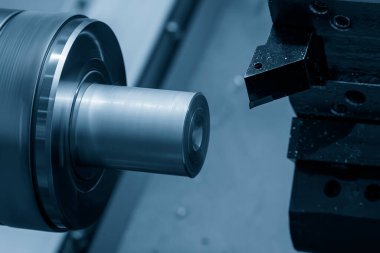 CNC torna makinesi metal şaft parçalarını kesiyor. CNC dönüşüm makinesinin yüksek teknolojili metal işlemesi .