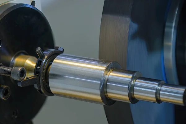 Zamknij Scenę Pracy Maszyny Szlifowania Cylindrycznego Proces Obróbki Metalu Pomocą — Zdjęcie stockowe