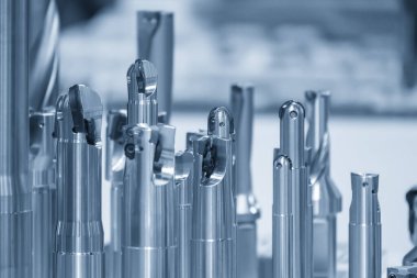 Açık mavi sahnede indekslenebilir araçlar grubunu kapat. Yüksek hızlı kesme aracı CNC değirmen makinesi.