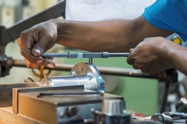 NC değirmen makinesinin elle tıkırdatma işlemi. Değirmen makinesindeki delik izi konsepti.