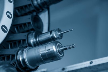 Makine merkezinin alet dergisindeki düz uçlu değirmen aleti. CNC değirmen makinesindeki otomatik geçiş ücreti, ATC işletim konsepti.