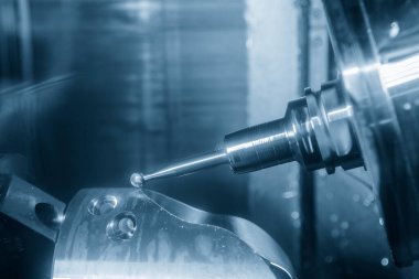 5 eksenli makine merkezi otomotiv parçalarını tek tek kesiyor. Çok eksenli CNC değirmen makinesinin yüksek hassasiyetli otomotiv üretim süreci.