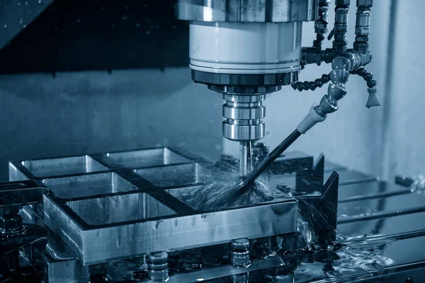 Die Cnc Fräsmaschine Schneidet Die Vakuumformteile Ölkühlmittelverfahren Werkzeug Und Formenbau — Stockfoto