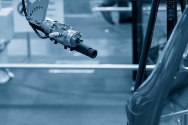 Yüksek teknolojili otomotiv boyası robot resimlerinde işe yarıyor. Motosiklet boyası özerk sistemle çalışıyor..