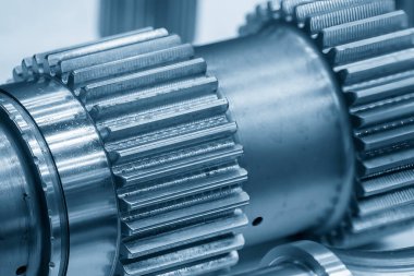 Açık mavi sahnede şanzıman ekipmanlarının yedek parçalarının yakın çekimi. Otomotiv iletim sisteminin parçalarının soyut görüntüsü.