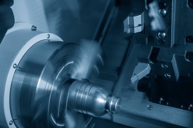 CNC torna makinesi metal şaft parçalarını kesiyor. CNC dönüşüm makinesinin yüksek teknolojili metal işlemesi .