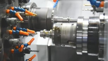 CNC tornası çelik çubuk ve sondaj işlemini bırakıyor. Yüksek teknoloji üretim süreci. .