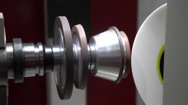 CNC Torna Makinesi 'nin birden fazla görevi var. Yüksek teknoloji üretim süreci.