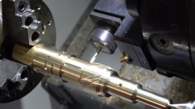 CNC Torna Makinesi 'nin birden fazla görevi var. Yüksek teknoloji üretim süreci.