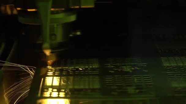 火花の光で金属板を切断 Cnc レーザー切断機のクローズ アップ 現代の板金製造工程 — ストック動画