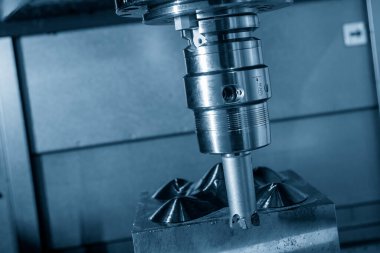 CNC değirmen makinesi, enjeksiyon küf parçalarını indekslenebilir araçlarla kesiyor. Kalıplar ve ölüm üretim süreci, son değirmen araçları ile makine merkezi tarafından.