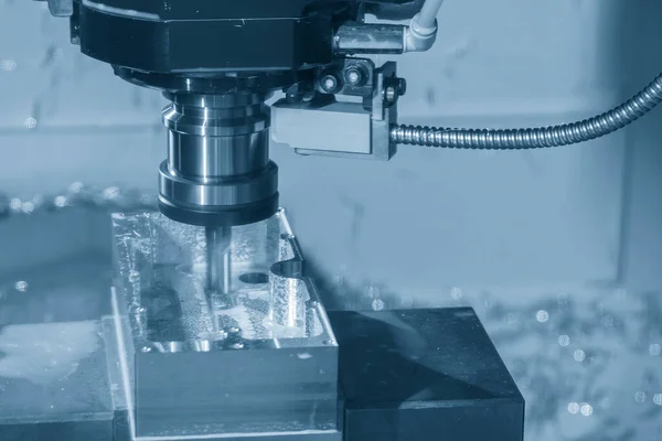 Die Cnc Fräsmaschine Schneidet Die Vakuumwerkzeugteile Mit Einem Quadratischen Schaftfräswerkzeug — Stockfoto