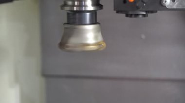 CNC değirmen makinesinin Milli yakın görüntüsü indekslenebilir araç eklenir. CNC makinası indekse uygun araçla deneme sürüşü yapar.