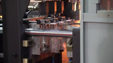 Plastik şişe üfleme makinesi operasyonu. Plastik, PET, şişe işlemi.