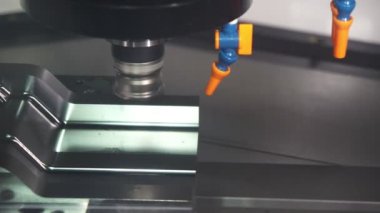 Metal enjeksiyon kalıp bölümü kare dizin-güçlü aracı ile kesme Cnc freze tezgahı. Yüksek teknoloji kalıp imalat süreci.