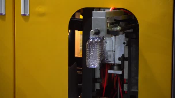 Operação Máquina Garrafa Sopro Plástico Processo Plástico Pet Garrafa — Vídeo de Stock