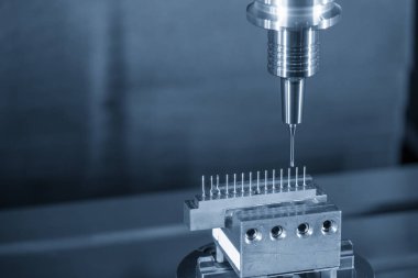 CNC Değirmen Makinesi, açık mavi sahnede bakır elektrot parçalarını kesiyor. CNC makine merkezi tarafından üretilen kalıp ve ölüm süreci.