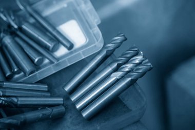 CNC değirmen makinesi için yüksek hızlı düz uçlu değirmenin yakın çekim sahnesi. Makine merkezi için kesme aracı.