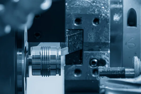 マルチタスクCnc旋盤機械スイス型仕上げは 金属パイプ部品を切断します Cnc旋削機械で働くハイテク金属 — ストック写真
