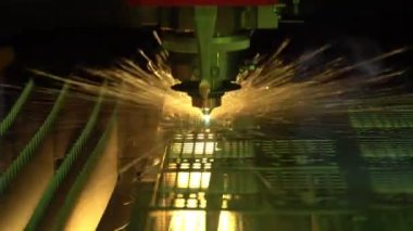 Parlak ışık ile metal plaka kesim Cnc Lazer Kesim Makinası close-up. Modern sac üretim süreci.
