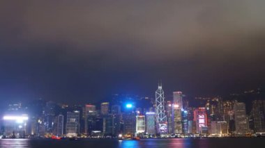 Hong Kong şehrinin gece sahnesinde zaman turları..
