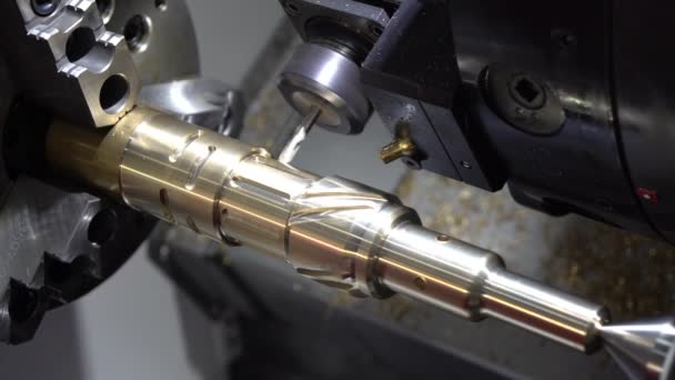 Cnc 旋盤や旋盤機械切削溝でスロット ミーリング スピンドルによる真鍮シャフト 高度な技術の製造工程 — ストック動画