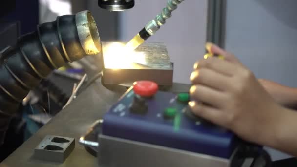 Operatören Använder Styrplattan För Lasersvetsning Maskin Hög Precision Svetsprocessen — Stockvideo