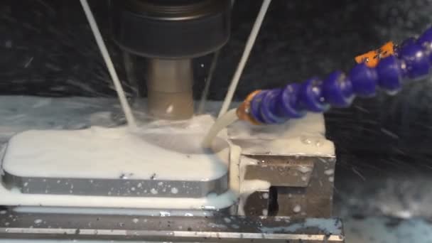 Cnc Değirmen Makinesi Lastik Lastik Lastik Kalıbını Soğutucu Ile Birlikte — Stok video