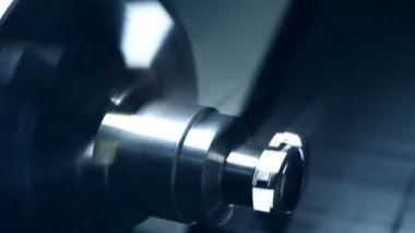 CNC torna ya da dönme makinesi çelik kısmını kesiyor. Yüksek teknoloji üretim süreci.
