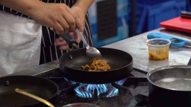 Chef Cucina Cibo Tradizionale Cinese Fritto Con Fiamma Nella Scena — Video Stock
