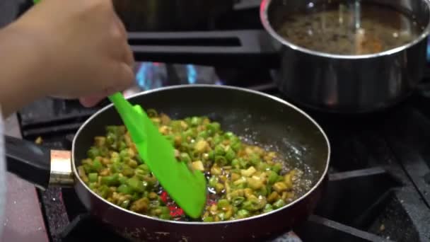 Çin Yemeği Pişirme Süreci Sebze Malzemeyi Yavaş Çekim Sahnesinde Karıştırır — Stok video