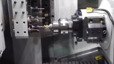 CNC Torna Makinesinin çok işlevli çalışması. Yüksek teknoloji üretim süreci..