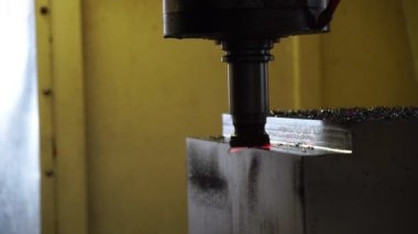 CNC değirmen makinesi yanan geminin küf kısmını kesiyor. Kesim arasında araç giyimi .