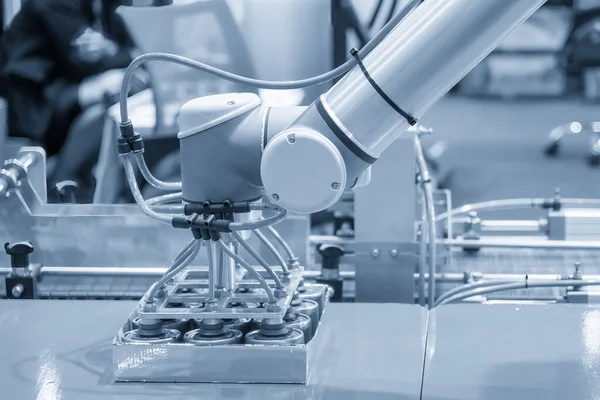 Csúcstechnológiás Anyagmozgatási Folyamat Automatikus Robotrendszerrel Konzervek Logisztikai Technológiája Robotrendszerrel — Stock Fotó