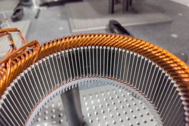 Sahneyi kapatın. Elektrikli araba durağanı kısmı. Elektrikli araç parçaları üretim konsepti.