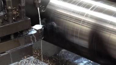 Metal şaftı sıvı soğutucuyla kesen torna makinesi. Dönüş makinesiyle çalışan metal..