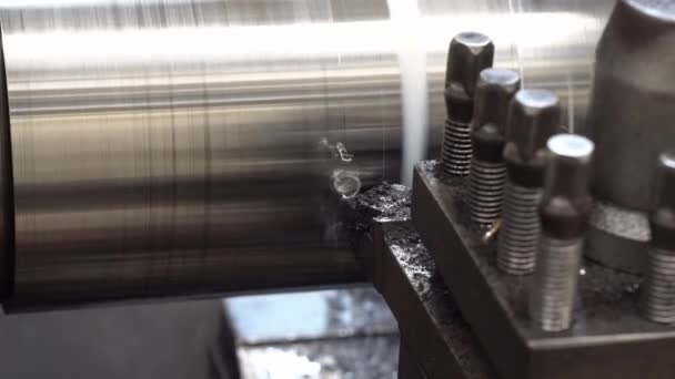 Närbild Scen Svarv Maskin Drift Genom Att Skära Metallröret Genom — Stockvideo