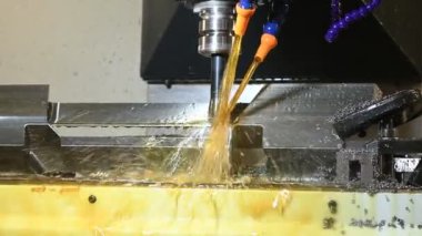 Cnc değirmen makinesi kalıbı kesiyor ve yağ soğutucusuyla ölüyor. Küf ve ölüm üretim süreci Cnc makine merkezi tarafından.