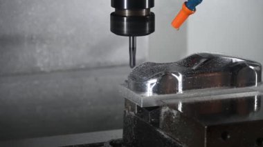  CNC değirmen makinesi örnek araba parçalarını katı top değirmeni aletleriyle kesmeyi bitirdi. Katı karpit uçlu aletlerle makine merkezi tarafından yüksek hassasiyetli üretim süreci.