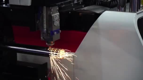 光纤激光切割机采用数控程序对不锈钢管进行切割控制 激光切割机的金属薄板加工工艺使不锈钢管件上的雕刻成为可能 — 图库视频影像