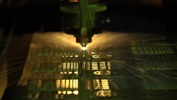 光纤激光切割机的近景切割板材板 激光切割机的高科技化板材制造工艺 — 图库视频影像