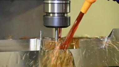 CNC makine merkezinin yavaş çekim çalışması kalıbı kesiyor ve yağ soğutma metoduyla sert top değirmeni aletleriyle ölüyor. CNC değirmen makinesinin lastik kalıplarını kesme hızı.