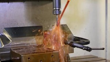 CNC değirmen makinesi kalıbı kesiyor ve yağ soğutma metoduyla somut bir top son değirmeni aracıyla ölüyor. CNC makine merkezi tarafından üretilen kalıp ve ölüm süreci.