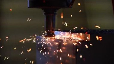 CNC değirmen makinesi alet yıpranmasından çıkan yanık çipiyle enjeksiyon kalıplarını kaba bir şekilde kesiyor. Küf ve ölüm üretim süreci indekse elverişli araçlarla makine merkezi tarafından.