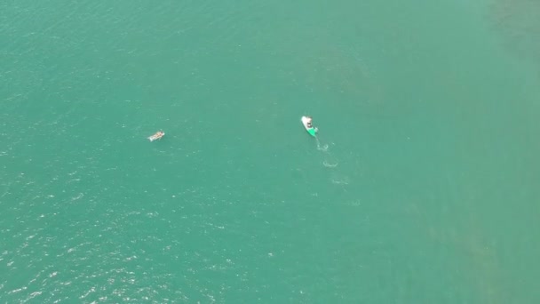 Воздушная Сцена Туриста Играет Доске Серфинга Плавает Море Отдых Спортом — стоковое видео