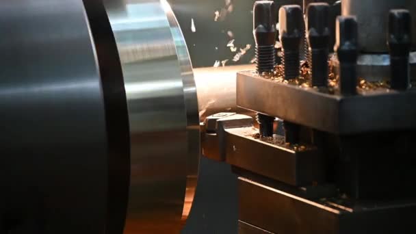 切削工具で真鍮板部品を切断旋盤機械のスローモーションシーン 回転機械による金属加工工程 — ストック動画