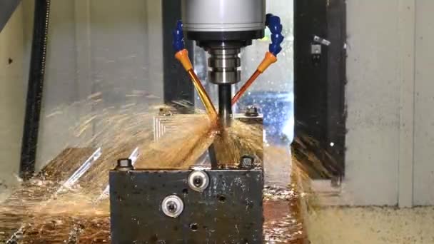 Cncフライス盤は 液体油冷却方法でタイヤ金型部品を切断します Cnc加工センターによる金型および金型製造プロセス — ストック動画