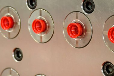 Enjeksiyon işleminden kalan kırmızı plastik kapağı kapat. Yüksek teknoloji plastik işleme enjeksiyon kalıbı ile.