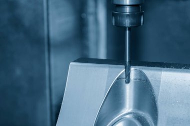 CNC değirmen makinesi enjeksiyon kalıbını katı top değirmeni aracıyla kesiyor. Kalıplar, sert top değirmeni ile makine merkeziyle kesme işlemi yapıyor.